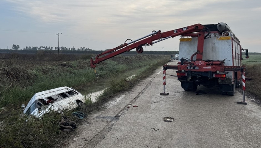 Tarım işçilerini taşıyan minibüs, sulama kanalına devrildi; 18 yaralı