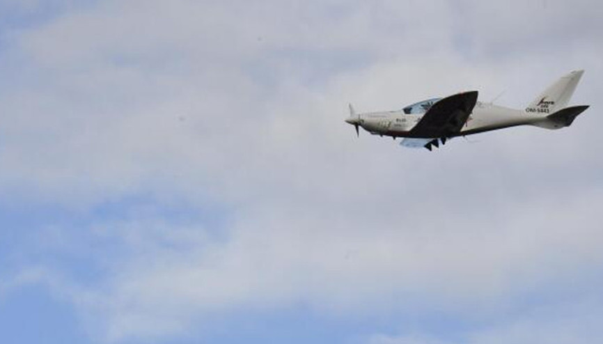 ABDde küçük uçak seyir halindeki araca çarptı