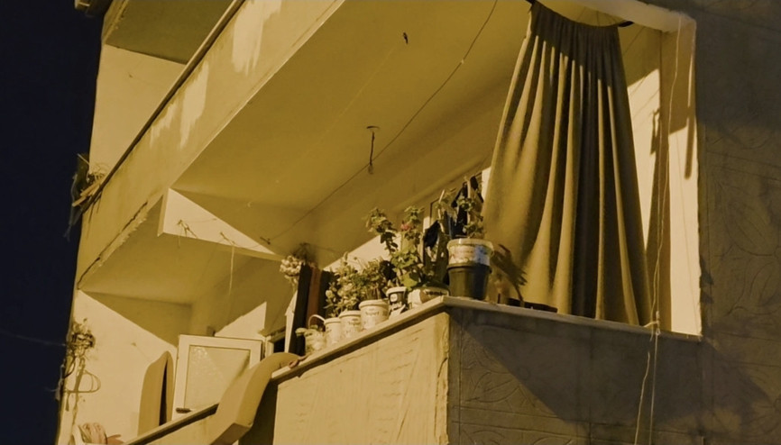 Arnavutköyde silah zoruyla girdikleri evde 4 yaşındaki çocuk ile annesini darbederek, ziynet eşyalarını gasbettiler