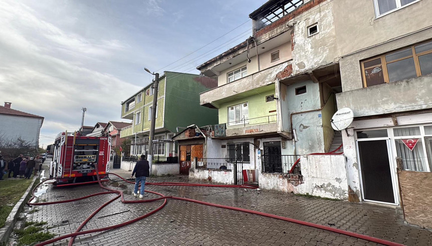 Tekirdağda 3 katlı binan çatı katında yangın