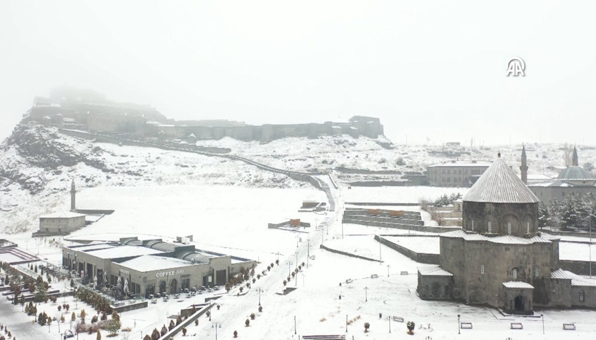 Karsta kar yağışı etkili oldu