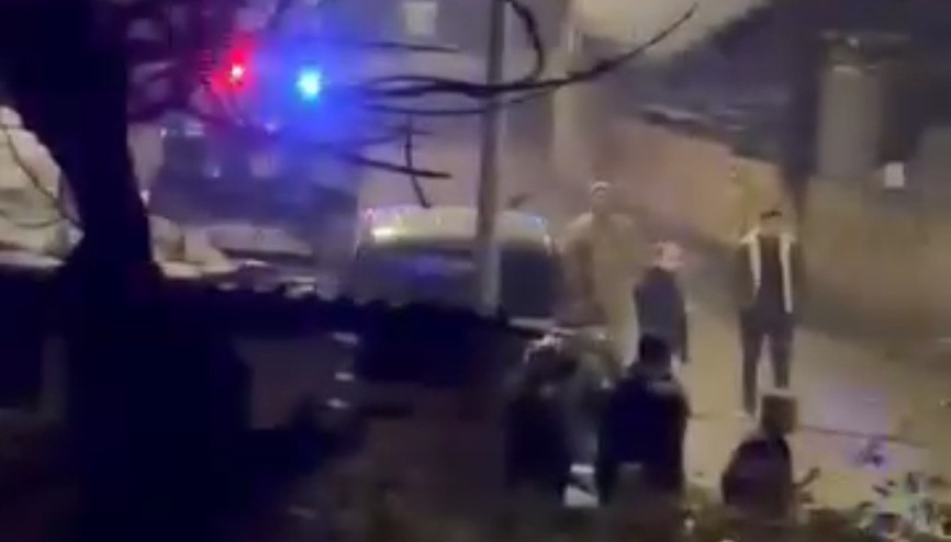 Silahlı kavga sırasında iki ateş arasında kalan kişi hayatını kaybetti Silahlı kavga sırasında iki ateş arasında kalan kişi hayatını kaybetti