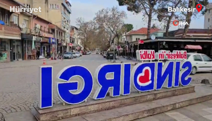 Balıkesirde 4.9 büyüklüğündeki deprem anı kamerada