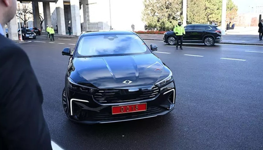 Bakan Kacır, yeni Togg T10F ile Meclise geldi