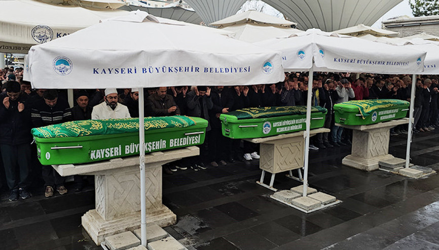 Anne ve iki çocuğu yan yana son yolculuğuna uğurlandı