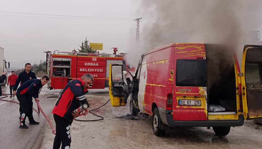 Tokat’ta kargo minibüsü alev alev yandı