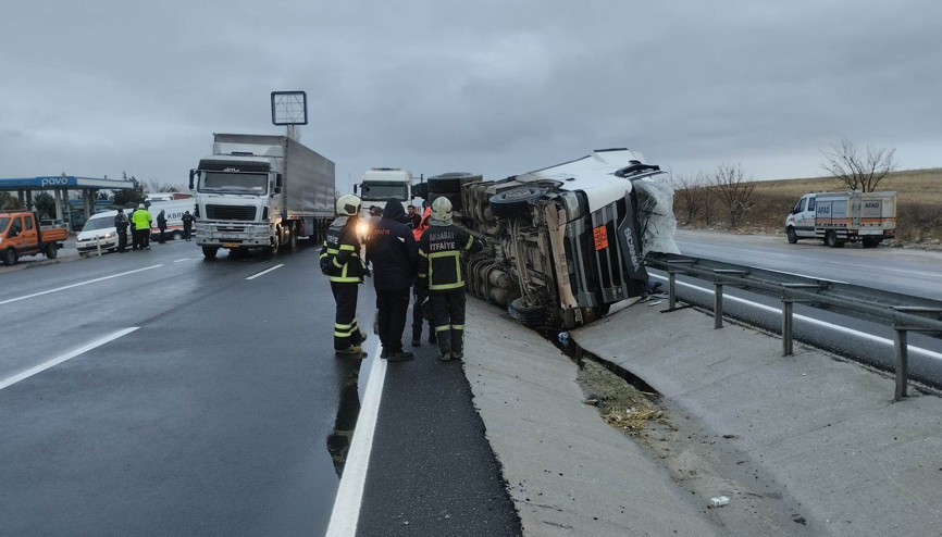 Aksarayda TIR devrildi: 1 ağır yaralı Aksarayda TIR devrildi: 1 ağır yaralı