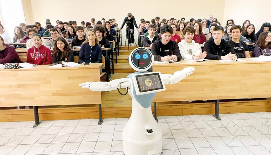 Edebiyat dersine girdi, sözlü yaptı… Tarihi lisede bir robot öğretmen Edebiyat dersine girdi, sözlü yaptı… Tarihi lisede bir robot öğretmen