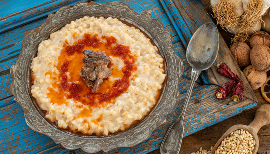 Keşkek nasıl yapılır Sakız gibi keşkek yapmanın püf noktaları ile etli keşkek ve tavuklu keşkek tarifi