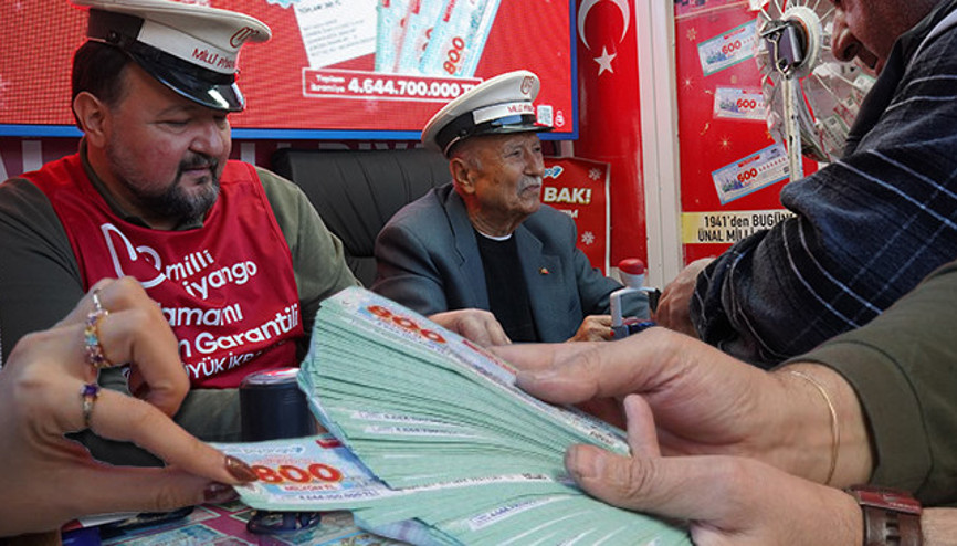 Geçen yıl dev ikramiyenin çıktığı ilçede büyük heyecan: Yüzde 30 arttı En çok alınan bileti açıkladılar: Talih kuşu uçmaya başladı Geçen yıl dev ikramiyenin çıktığı ilçede büyük heyecan: Yüzde 30 arttı En çok alınan bileti açıkladılar: Talih kuşu uçmaya başladı