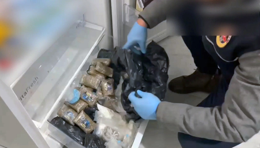 Hollandadan uyuşturucu getirip, yılbaşı öncesi satmak istemişler; 2 tutuklama Hollandadan uyuşturucu getirip, yılbaşı öncesi satmak istemişler; 2 tutuklama