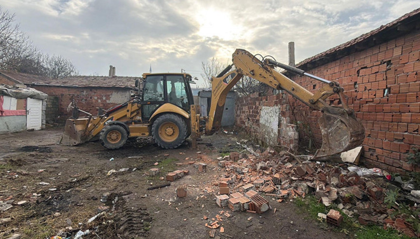 Tekirdağda Kore Mahallesinde 70 metruk bina yıkıldı