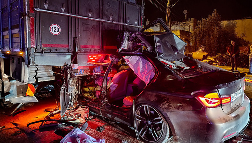 Korkunç kaza Otomobil kamyona arkadan çarptı: 1 ölü, 2 yaralı