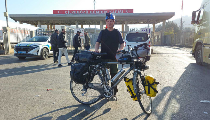 Umre için bisikletle yola çıktı, 3 bin 450 kilometre pedal çevirip Medineye ulaştı Umre için bisikletle yola çıktı, 3 bin 450 kilometre pedal çevirip Medineye ulaştı