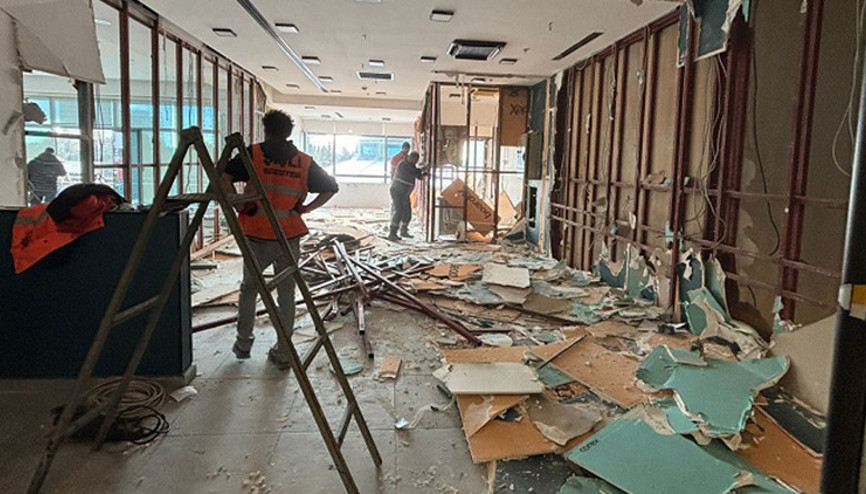 İşletmeler tarafından izinsiz inşa edildi: Şişlideki AVMde kaçak yapılar yıkıldı