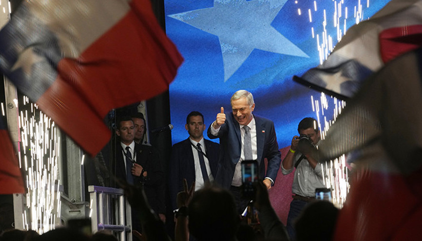 Şili seçimlerinde aşırı sağ farkla kazandı