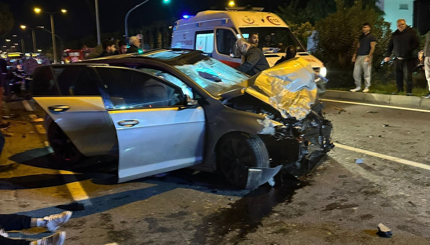 Otomobil ile motosiklet çarpıştı: 1 ölü, 2 yaralı Otomobil ile motosiklet çarpıştı: 1 ölü, 2 yaralı