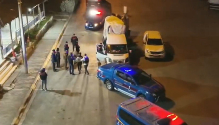 Bakan Yerlikaya: 55 göçmen kaçakçılığı organizatörü ile 972 düzensiz göçmen yakalandı Bakan Yerlikaya: 55 göçmen kaçakçılığı organizatörü ile 972 düzensiz göçmen yakalandı