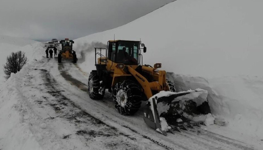Erzincanda kar yağışı ve tipiden ulaşıma kapanan 12 köy yolu ulaşıma açıldı