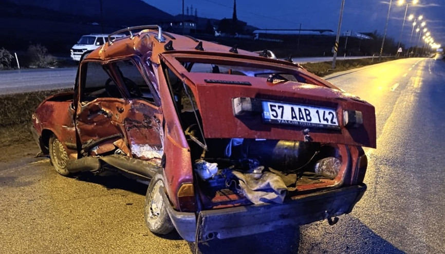 Sinopta servis minibüsüyle otomobilin çarpıştığı kazada 1 kişi öldü, 10 kişi yaralandı