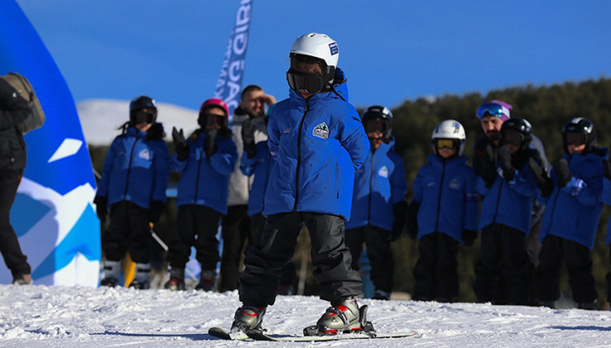 Palandökende kız çocuklarına uzun soluklu kayak desteği