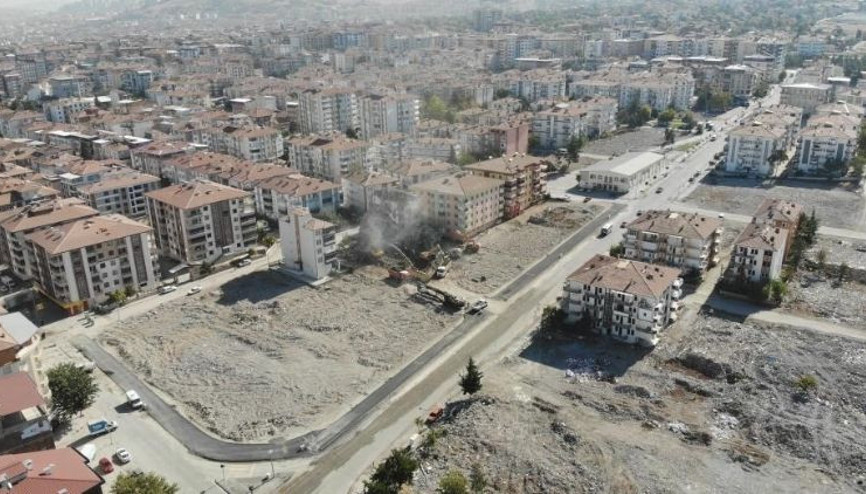 Depremde yıkılan Palmiye Sitesi davasında karar: 10 sanığa hapis, 4 sanığa beraat