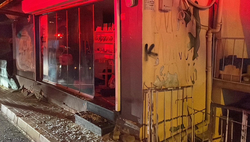 İstanbul - Sarıyer’de zemininde kayma oluşan bina gecekonduya yaslandı