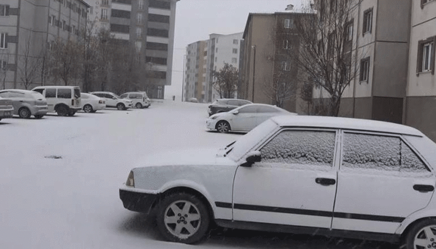 Bitlisin merkez ve Güroymak ilçesinde eğitime kar engeli