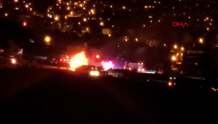 Otoyolda devrilip yanan TIR’daki 2 kişi öldü; alevlerden kaçan anguslar kamerada