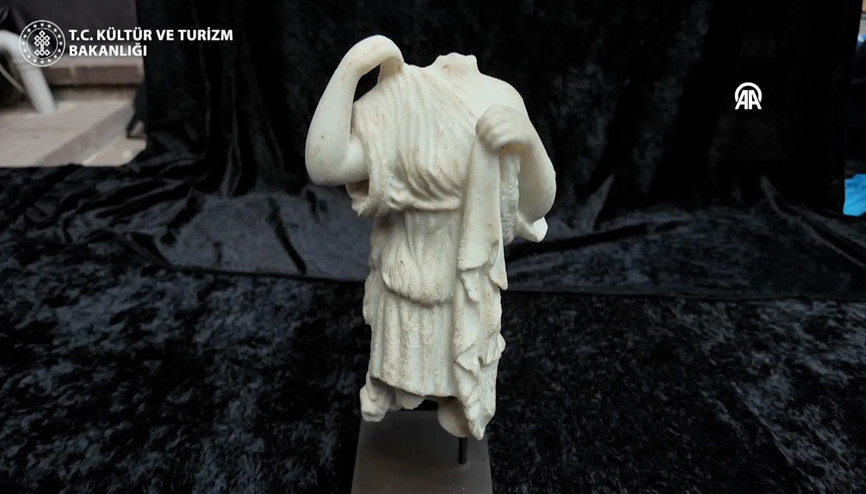 Boubon kökenli anıtsal bronz imparator heykeli ile çeşitli kültür varlıkları Türkiyeye getirildi