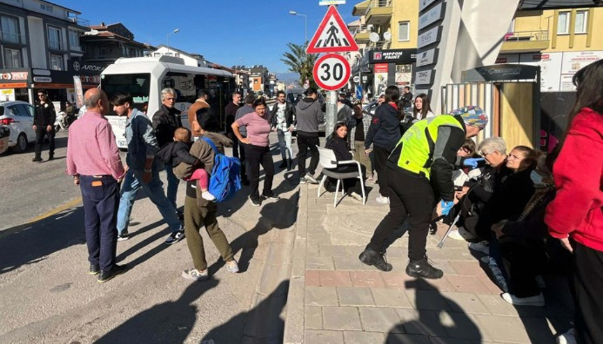 Fethiyede yolcu midibüsü ile minibüs çarpıştı: 13 yaralı