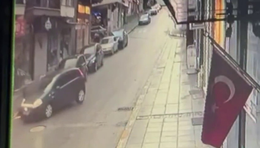 Otomobil ile çarpışan motosikletin sürücüsü yaralandı; kaza anı kamerada