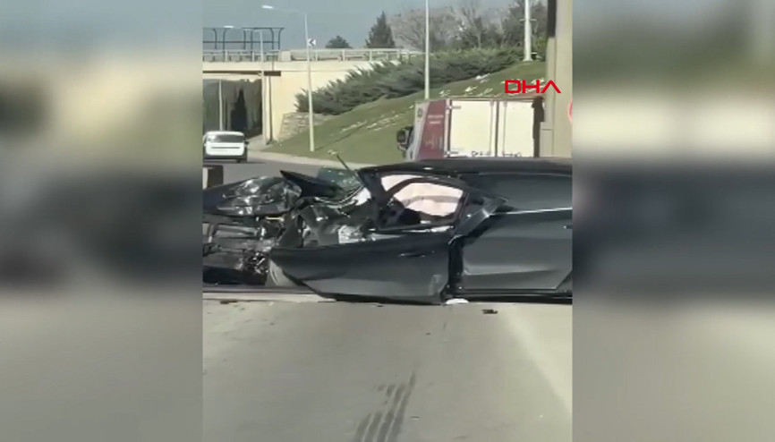 TEMde otomobil, gişenin beton bariyerine çarptı; anne ile oğlu öldü