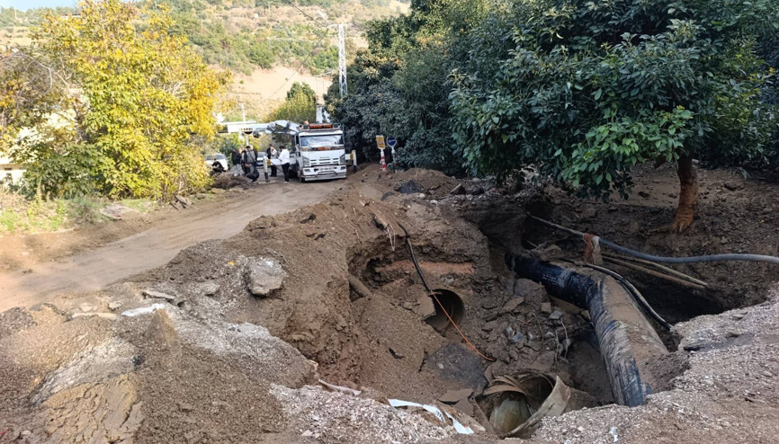 Patlayan su borusu yolda göçüğe neden oldu; taşan su ise otomobili bahçeye sürükledi