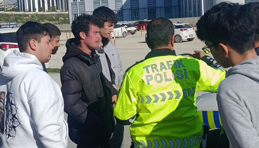 Kız çocuğuna çarpıp kaçmaya çalıştı, 100 metre ileride polis yakaladı