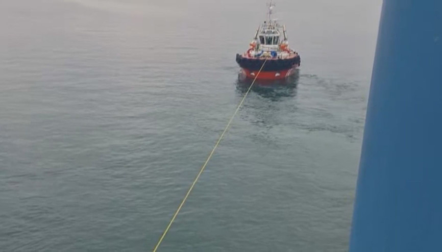 Fatihte karaya oturan yük gemisi kurtarıldı