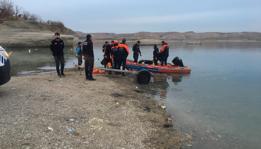 Adıyamanda tekne alabora oldu; 4 kişi kurtarıldı, 1 kişi aranıyor