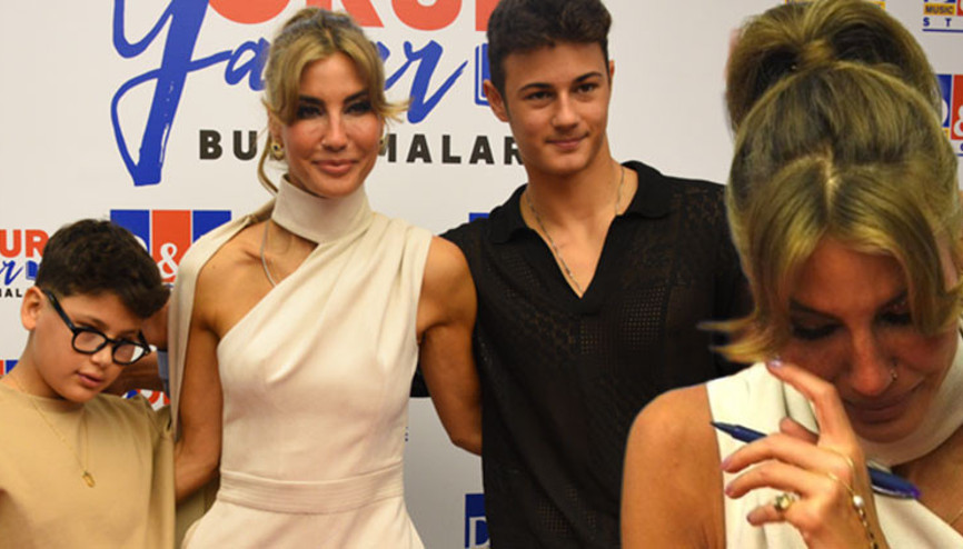 Annemizin bir kitap yazmadığı kalmıştı Çağla Şıkelin duygusal anları...