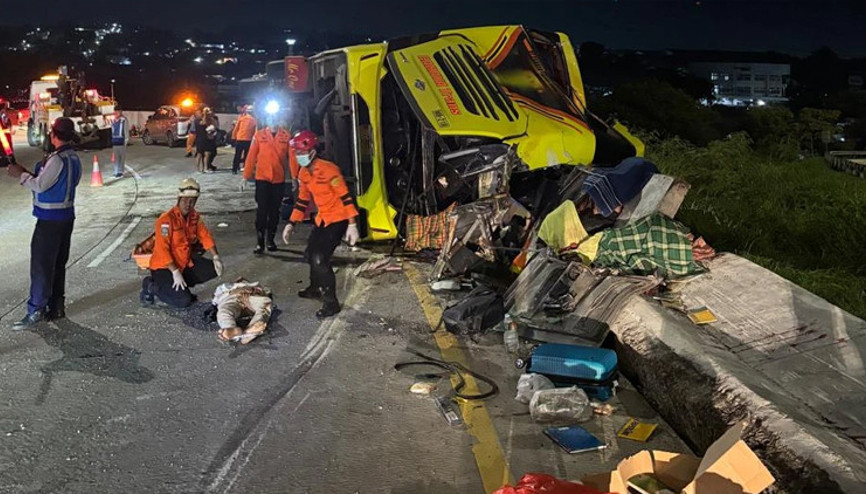 Endonezyada yolcu otobüsü devrildi: En az 16 kişi hayatını kaybetti