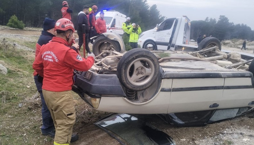 Balıkesirde şarampole devrilen otomobildeki 4 kişi yaralandı