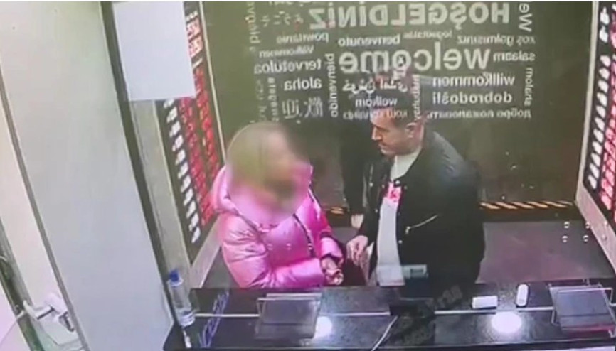 Kendisini Lübnanlı Murat olarak tanıtan şüpheli turist kadını ikna etmek için döviz bürosuna götürmüş