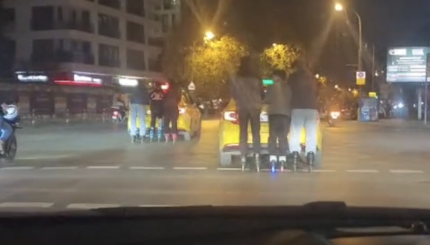 İstanbul - Kadıköyde patenli 6 kişinin tehlikeli yolculuğu kamerada İstanbul - Kadıköyde patenli 6 kişinin tehlikeli yolculuğu kamerada