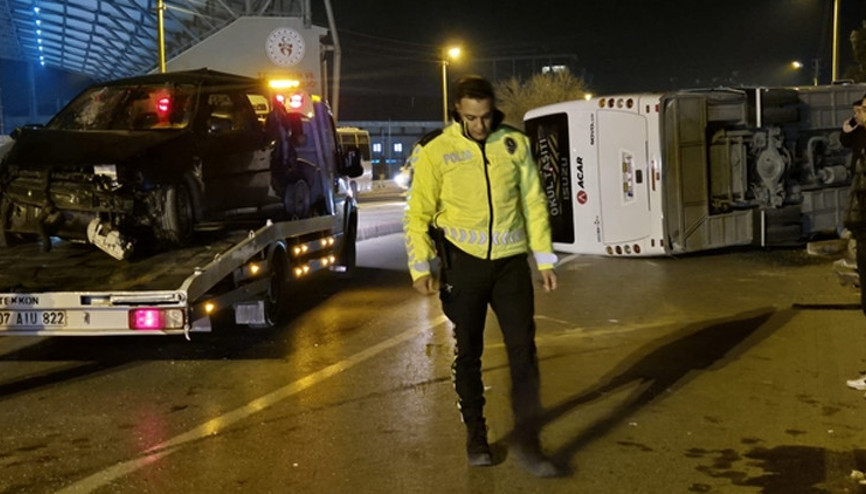 Otomobil ile çarpışan servis midibüsü devrildi: 13 yaralı