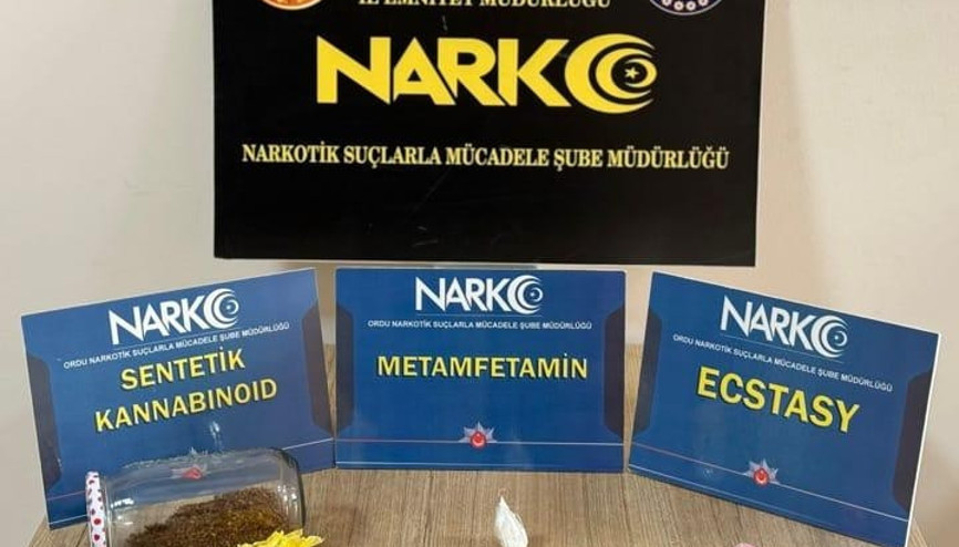 Yolcu otobüsünde üzerinde ve çantasında uyuşturucu bulunan şüpheli tutuklandı