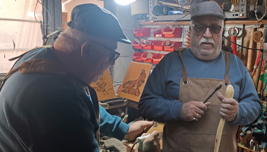 Emekli öğretmen sokak sokak gezerek topluyor Evinin bahçesinde üretiyor: Bu iş beni yeniden hayata bağladı