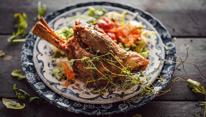 Üç ana yemek seçeneğiyle leziz yılbaşı yemeği menüsü