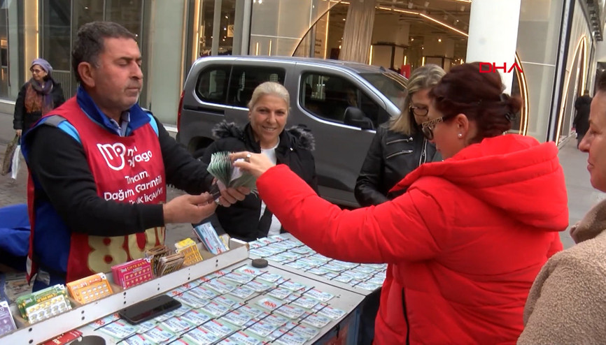 İzmirlilerden 800 milyon TL’lik rekor ikramiyeli Milli Piyango yılbaşı biletlerine yoğun ilgi İzmirlilerden 800 milyon TL’lik rekor ikramiyeli Milli Piyango yılbaşı biletlerine yoğun ilgi