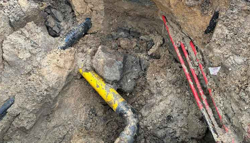 Boru döşemesi yapılan kanalda toprak kayması: 3 yaralı Boru döşemesi yapılan kanalda toprak kayması: 3 yaralı