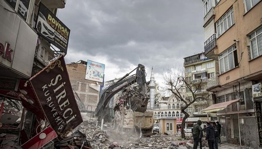 Depremde 78 kişiye mezar olan Hakimbey Apartmanı davasında karar çıktı… 4 sanık hapis cezasına çarptırıldı Depremde 78 kişiye mezar olan Hakimbey Apartmanı davasında karar çıktı… 4 sanık hapis cezasına çarptırıldı