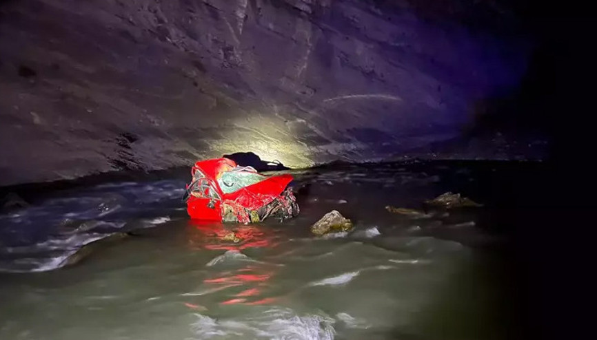 Hakkaride hafif ticari araç Zap Suyuna yuvarlandı
